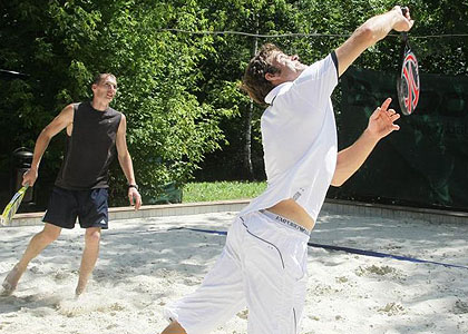 Андреев и Габашвили сыграли в пляжный теннис