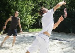 Андреев и Габашвили сыграли в пляжный теннис